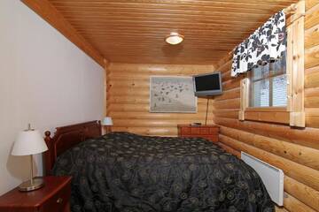 Фото номера Коттедж с 1 спальней и сауной (Karhunpesä) Кемпинги Messilä Camping г. Холлола 32