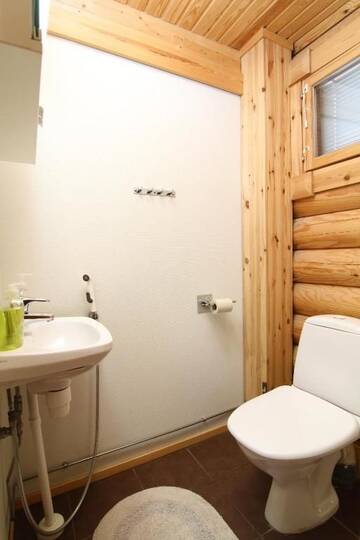 Фото номера Коттедж с 1 спальней и сауной (Karhunpesä) Кемпинги Messilä Camping г. Холлола 36