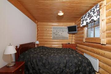 Фото номера Коттедж с 1 спальней и сауной (Karhunpesä) Кемпинги Messilä Camping г. Холлола 11