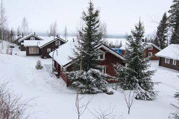 Фото номера Коттедж с 1 спальней и сауной (Karhunpesä) Кемпинги Messilä Camping г. Холлола 18